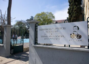Възпитаниците на Търговската гимназия във Варна жънат успех след успех