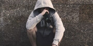 Задържаха наркозависим младеж от Варна за жесток побой и закани за убийство към дядо му