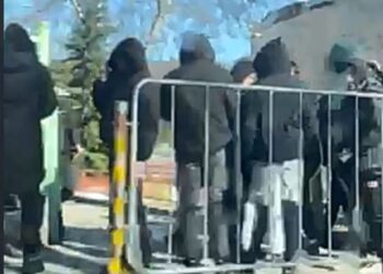 Читател: Младежи обстрелват с ледени снежни топки минувачи и автомобили във Варна, не е безопасно!
