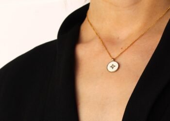 Маскирани мъже нахлуха в заложна къща в Долни чифлик! След заплаха с нож, задигнаха златен синджир от врата на собственичката!