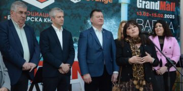 Кметът Благомир Коцев откри първата във Варна зимна „Алея на книгата“