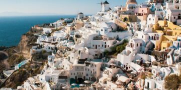 Седмицата на трусове показа опасностите от строителния бум на остров Санторини