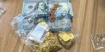 Украинка се провали при опит да пренесе в бельото и багажа си много пари и злато