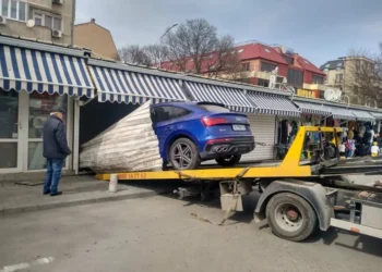 80-годишен шофьор се вряза с автомобила си в магазин на Кооперативния пазар във Варна