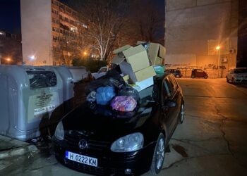 Автомобил с шуменска регистрация осъмна затрупан с боклук пред контейнери във Варна