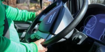 Инструктор от Варна подарява шофьорски курс на младеж в нужда, но има условие!