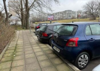 10 коли осъмнаха със счупени задни чистачки във варненския район “Младост”