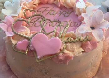 Торта с “ударна доза любов” пътува от Германия до Варна за юбилея на една обичана майка