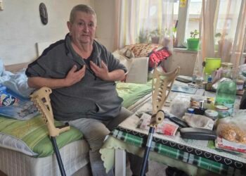 Затворник в собствения си дом: Трудноподвижен мъж от Варна с години моли за паркомясто пред блока, но общината отказва (ВИДЕО/СНИМКИ)