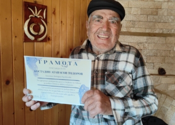 90-годишният дядо Коста вече 35 години си подновява риболовният билет