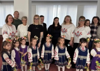 Лазарки от ДГ “Карамфилче” – Варна пяха песни за настъпващите Великденски празници (СНИМКИ)