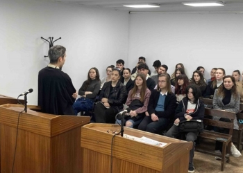 Посещение в Районен съд – Варна и наблюдение на реално дело направиха зрелостници от Пета ЕГ
