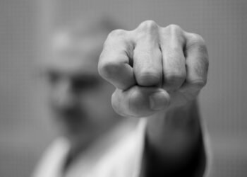 Пътник без билет от аксаковско село нападна с юмруци контрольорка в градски автобус