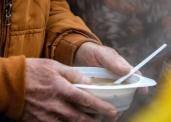 120 души в неравностойно положение от Долни чифлик получават топъл обяд в работните дни от седмицата