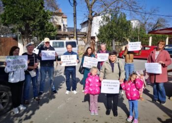 Жители от с. Приселци на протест срещу ветропарка: Не искаме перки, искаме гора!