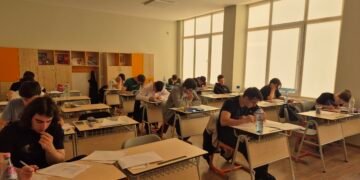 Петър Петров от МГ „Д-р Петър Берон“ във Варна в отбора, които ще представя страната ни на IX Европейската олимпиада по физика