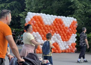 Образователно изложение “Оранжево морето” събра погледа на деца и родители с красиви атракции на входа на Морската градина