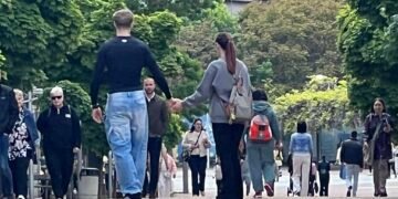 Красиви младежи впечатлиха с алтернативен “транспорт” в центъра на Варна (ВИДЕО)