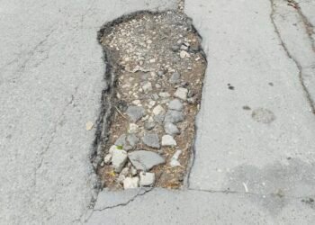 Жители на Варна: Дупките в кв. „Левски“ стигат до глезените ни (СНИМКИ)