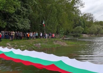 100-метров флаг се разпъна над язовир Николаевка по повод 24 май