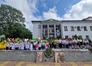 Дългопол чества 24 май: Знанието е свобода, а училището – храм на духа (СНИМКИ)