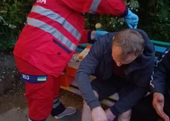 Съпротива срещу мобилизацията в Украйна: Разгневени хора нападнаха превозно средство за набиране на военни (ВИДЕО)