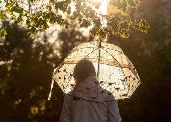 Облачно с валежи днес, температурите падат