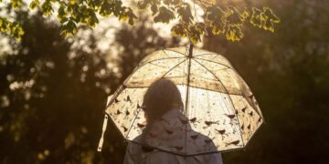 Облачно с валежи днес, температурите падат