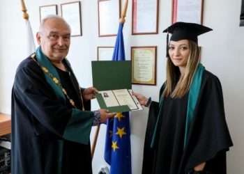 Златното момиче на ВСУ: Полина Галинова с диплома и билет за Световното