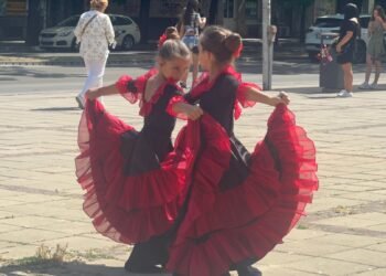 Община Варна прати на “гилотината” култови школи и ръководители към ОДК! Деца и младежи протестираха с танци и стихове срещу отнетото им право да се развиват! (ВИДЕО/СНИМКИ)