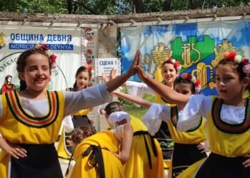 Три сцени, стотици изпълнители и нестинарски танци на фестивала „Фолклорна палитра“ в Девня