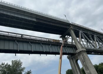 Продължава подмяната на пътни панели при основния ремонт на Дунав мост при Русе в 320-метровия участък в посока България