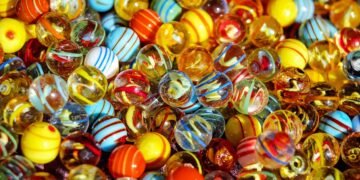 Задържаха двама за кражба на автомат със скачащи топчета от района на Шишковата градинка във Варна