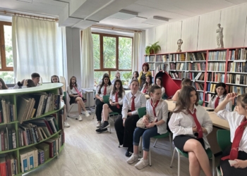 Съдия Янка Ганчева говори пред ученици за рисковете от употребата на наркотици и алкохол