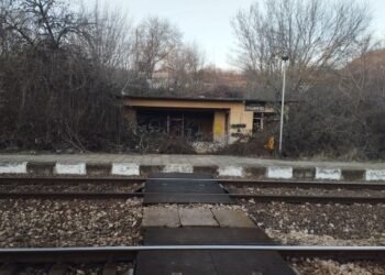 ЖП гарата в Страшимирово тъне в разруха: Опасни перони и изоставена сграда застрашават пътниците (СНИМКИ)