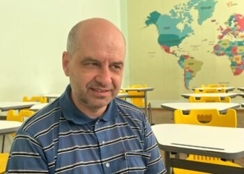 Учителите, които вдъхновяват: Георги Симеонов от Варненска търговска гимназия превзема сърцата на ученици, колеги и родители със знания и усмивка (ВИДЕО)