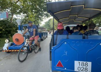 Дестинация “Варна” 2025: Ето какво виждат туристите при разходка с влакчето по Крайбрежната алея (ВИДЕО/СНИМКИ)