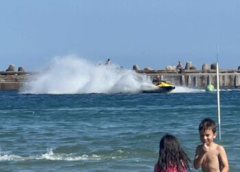 Джет фиеста вдигна адреналина на втора буна във Варна, но притесни плажуващи родители с деца (ВИДЕО)
