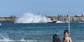 Джет фиеста вдигна адреналина на втора буна във Варна, но притесни плажуващи родители с деца (ВИДЕО)