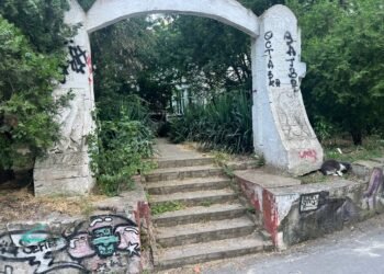 Култови места във Варна тънат в мизерия в разгара на сезона (СНИМКИ)