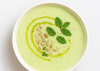 Студена лъжица лято: Краставичено гаспачо с кисело мляко и мента