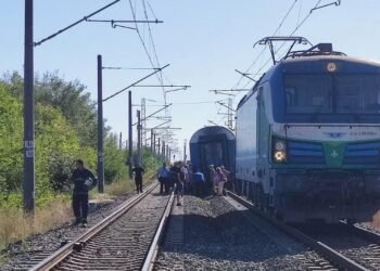 Дерайлира първият вагон на бърз влак от Бургас за София