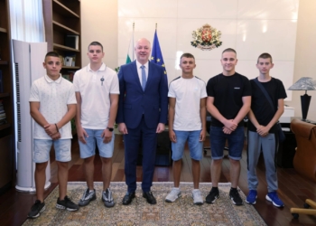 „Тихият героизъм на България“ – премиерът отличи младежите, помогнали при пожарите в Сунгурларе