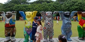 Българско мече се подреди сред най-гушкавите посланици на мира в уникална арт инсталация в Сингапур (ВИДЕО/СНИМКИ)