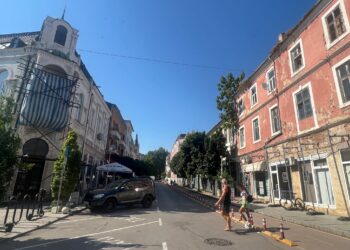Някога величествени, днес призрачни: Уникалните сгради на Варна по ул. “Преслав” десетилетия тънат в разруха