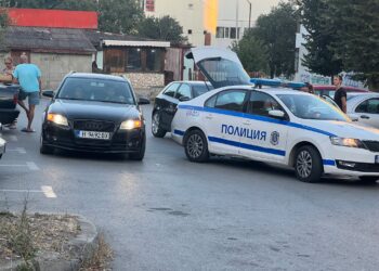 Екшън във “Владиславово”: Закопчаха мъж пред супермаркет, намесени са наркотици