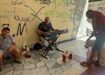 Красива музика размечта минувачи в грозен варненски подлез (ВИДЕО)