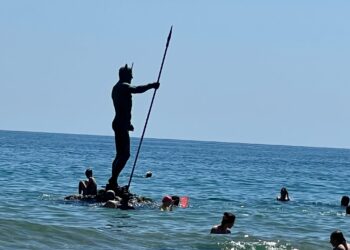 Туристи аплодират плувци на „Комодор”, спасили две давещи се жени на плажа в “Св. Св. Константин и Елена”