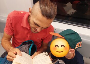 Млад баща впечатли пътници в метрото с нещо малко, но безценно в наши дни