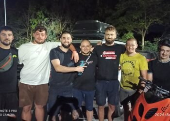 Млади хора от Варна спасиха бедстващо бебе коте, паднало в отводнителна тръба